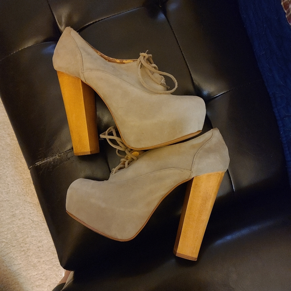 High heals - Picture 2 of 2